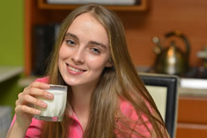 牛乳を持つ欧米人女性