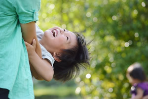 子供の免疫力を高める方法「笑うと免疫力アップ」