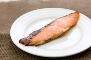 ビタミンＤの多い料理・レシピ「鮭の塩焼き」