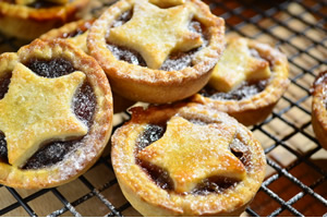 イギリスのクリスマス料理⇒伝統的な食べ物：レーズンやオレンジピールのミンスパイ 