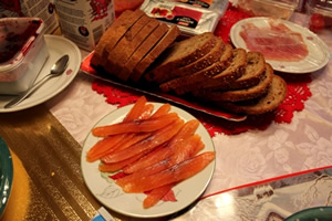 ノルウェーのクリスマス料理⇒伝統の食べ物：サーモンと穀物パン