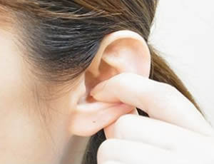 肩首ゾーンは、人差し指を耳の穴から、こすりつけるように３回横にひっぱる