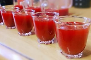 スッポンの生血は、果実酒やフルーツ・ジュースで割ると飲みやすい