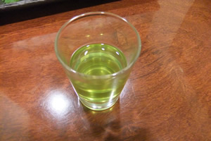 スッポンの胆嚢は、日本酒や白ワインで割ると苦みが消えて飲みやすい