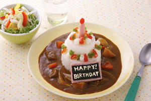 誕生日の手料理⑦「ライスでケーキをデコったカレー」  