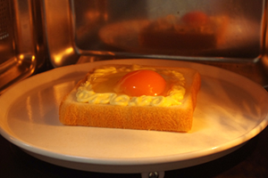 卵を入れて、オーブンで焼くだけ