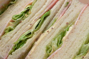 ハムマヨ、レタスハムのサンドイッチ