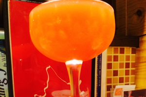 女子が好きなカクテル５位「カンパリオレンジ。居酒屋グラス１杯で、糖質１６ｇ、１８０カロリー」