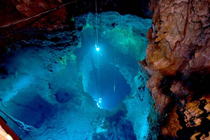 龍泉洞（岩手県/岩泉町）。神秘の空間、透き通るブルーが神秘的