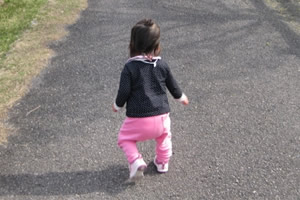 子供が歩く時期、平均何歳から歩くの？