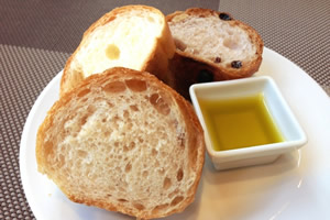 パスタとパンの献立：付け合わせのパンは「バゲット」