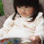 【赤ちゃん/絵本】０歳の赤ちゃん、１歳・２歳・３歳児に人気でオススメは？「子供に読ませたい絵本の選び方のコツ！読み聞かせガイド」いつから絵本を読ませる？
