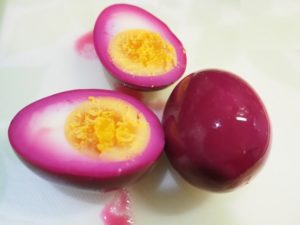 デビルドエッグの作り方レシピ：紫キャベツで色付け