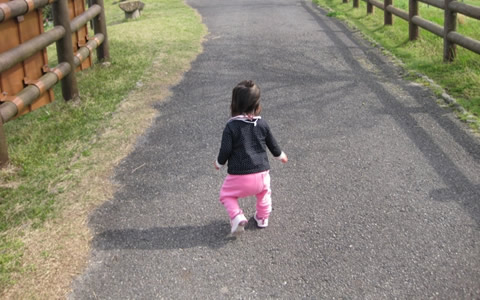 【子供が歩く平均年齢、何歳？】いつから、赤ちゃんは歩くの？平均時期・年齢の相場「うちの子は歩くのが遅い？みんなの子供の平均的な歩く時期、つかまり立ちやハイハイの時期を解説」