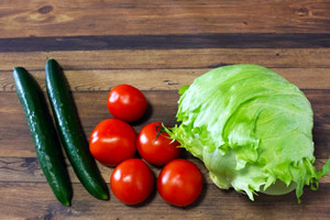 レタス、トマト、キュウリの野菜サラダ
