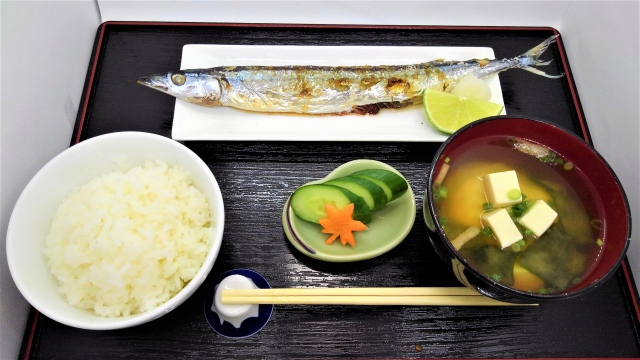 人気！秋刀魚の塩焼きに合う汁物！味噌汁の具材とスープの付け合わせ献立