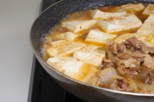 固くなる肉豆腐を柔らかくする簡単レシピ