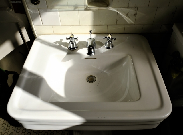 洗面台の蛇口と排水口の掃除の仕方とは？水アカと詰まった汚れの落とし方