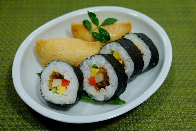 【助六と揚巻】歌舞伎と助六寿司、いなり寿司の関係性～助六寿司の起源と由来、意味～