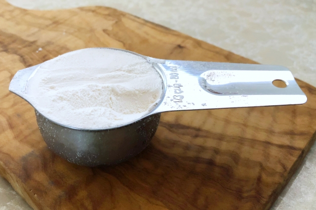小麦粉 小さじ１ 大さじ１のグラム数 小麦粉 薄力粉 強力粉 は何g 計量スプーン 計量カップ１杯の重さ 小麦粉100gは 0ccや0mlカップでどれぐらい Bijoh ビジョー