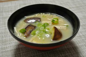 冷やし中華だけじゃ足りない献立の冷やし中華に合うスープ：夏野菜のナスとエノキの味噌汁