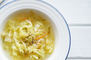 ゴーヤチャンプルに合う汁物の献立レシピ：キャベツスープ