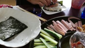 手巻き寿司の具材：ソーセージ、キュウリ