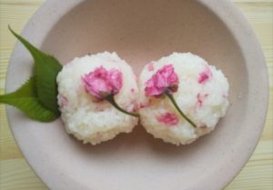 おしゃれなお花見弁当レシピ：桜の塩漬けのおにぎり