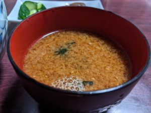 卵丼に合うスープ：汁物は赤だしの味噌汁