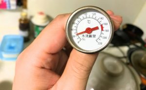 油の温度：揚げ物用の温度計