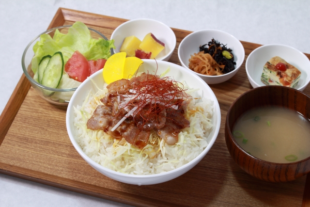 生姜焼き丼の献立・副菜・スープはコレ！付け合わせは小鉢料理がおすすめ！