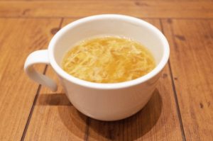 付け合わせのスープ：卵スープ＋エノキ