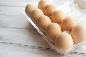 卵と玉子の違い：生命の可能性がある、加熱済みの食用のたまご