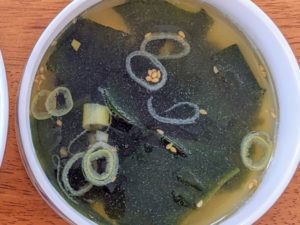 油そばに合う汁物（味噌汁の具、スープの種類）：ワカメスープ