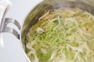 冷凍キャベツからコンソメスープを作る方法