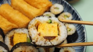 イカの一夜干しに合う主食：助六寿司