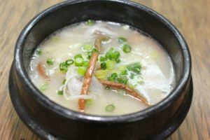 コムタンの人気レシピ：牛＋モツの韓国料理のスープ
