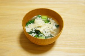 鰻の蒲焼きに合う汁物スープ：エノキのお味噌汁