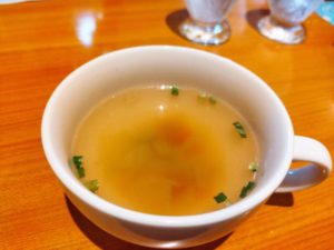 シンプルな味⇒コンソメスープの人気レシピ！具材は大根・人参のカフェ風の作り方