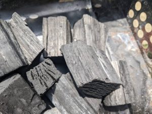 岩手切炭の特徴：黒炭に使う木の種類、着火の炎の大きさ、煙と灰の量