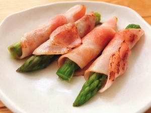 サラダチキンに合う副菜：アスパラベーコン