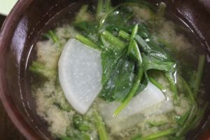 牛肉の栄養バランスアップ：牛肉に合う汁物・味噌汁・スープ⇒大根とほうれん草の味噌汁