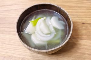 味噌炒めに合う汁物：かぶのスープ