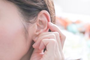 耳に虫が入った時のダメな対象方法：耳を触る