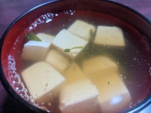 オムライスの簡単スープ献立：⇒具材にアツアツの絹ごし豆腐
