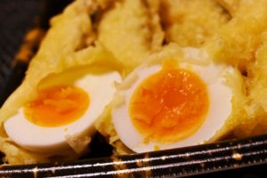 ぶっ掛けうどんの人気献立と具材レシピ：煮卵の天ぷら