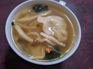 天津飯に合うスープ：きのこ入りのワンタンスープ