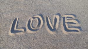 高校生・中学生が友達と海ですること：砂浜文字