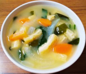 八宝菜に合う汁物とスープ：しめじ＋小松菜のスープ