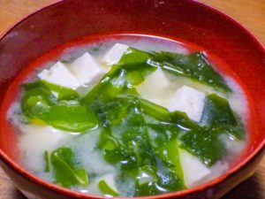 冷やしうどんに合うスープ：栄養バランスアップの豆腐ワカメのお味噌汁